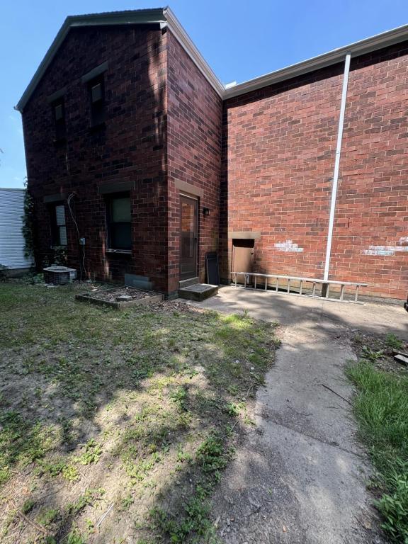 Building Photo - 271 Oak Dr