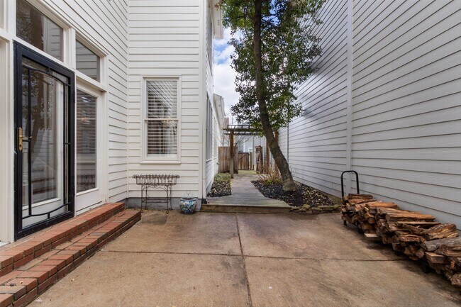 Building Photo - 948 River Breeze Dr
