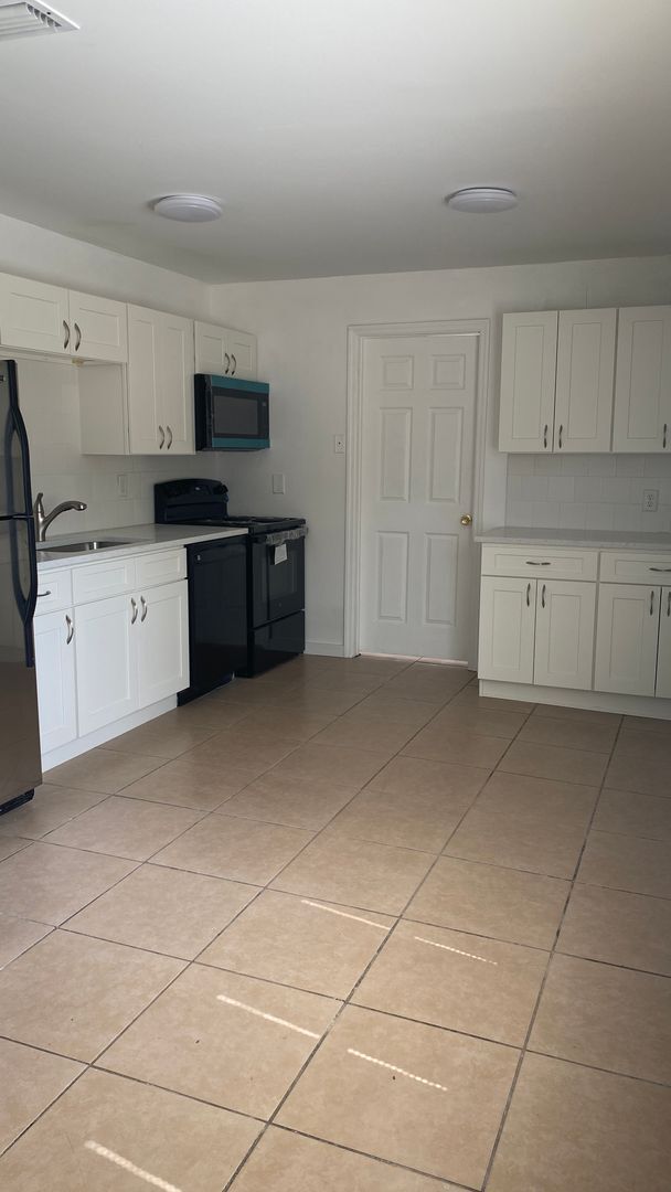 Building Photo - Nicelly Remodeled 3/2 Villa in West Bradenton