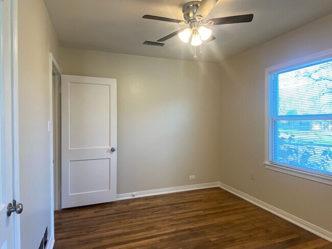 Building Photo - REFRESHED 2 BEDROOM, 1 BATH BELTON ISD