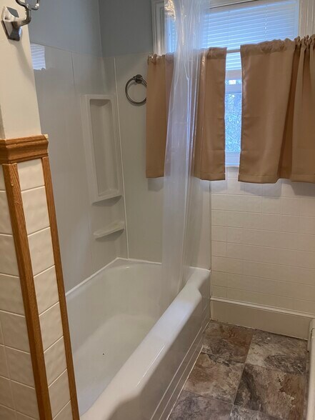 Full Bath - 7 Park Ave