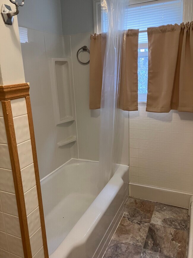 Full Bath - 7 Park Ave