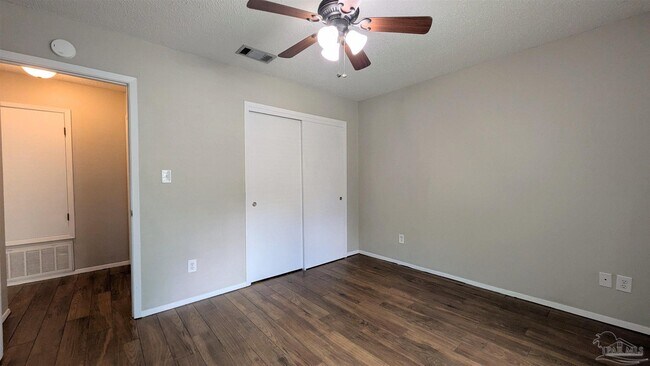Building Photo - 9648 Hollowbrook Dr
