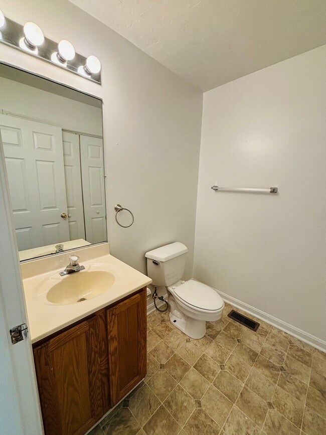 Building Photo - 2 Bedroom 2.5 Bathroom Townhouse