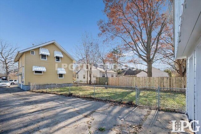 Building Photo - 5455 Douglas Rd