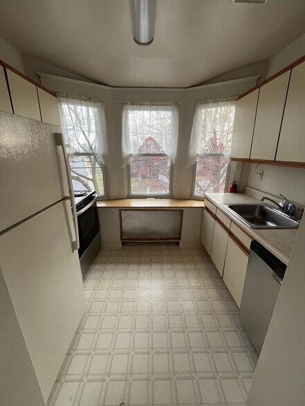 Kitchen - 156 Columbus Ave