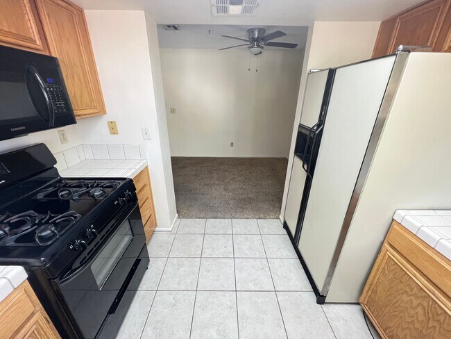 Building Photo - Spacious 2 bedroom 2nd floor unit