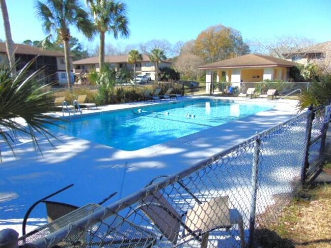 Building Photo - 2 BA/2 BR Condo in West Ashley