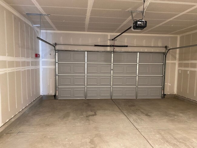 Building Photo - LIKE NEW!  3 BEDROOM, 2 BATH HOME FOR RENT