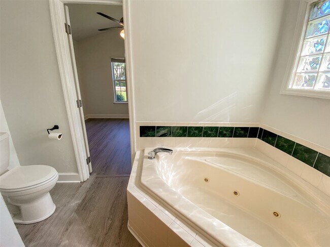 Building Photo - 1301 Sumerlin Dr