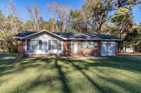 Building Photo - 3 BR, 1.5 BA w/ Garage in Goldsboro