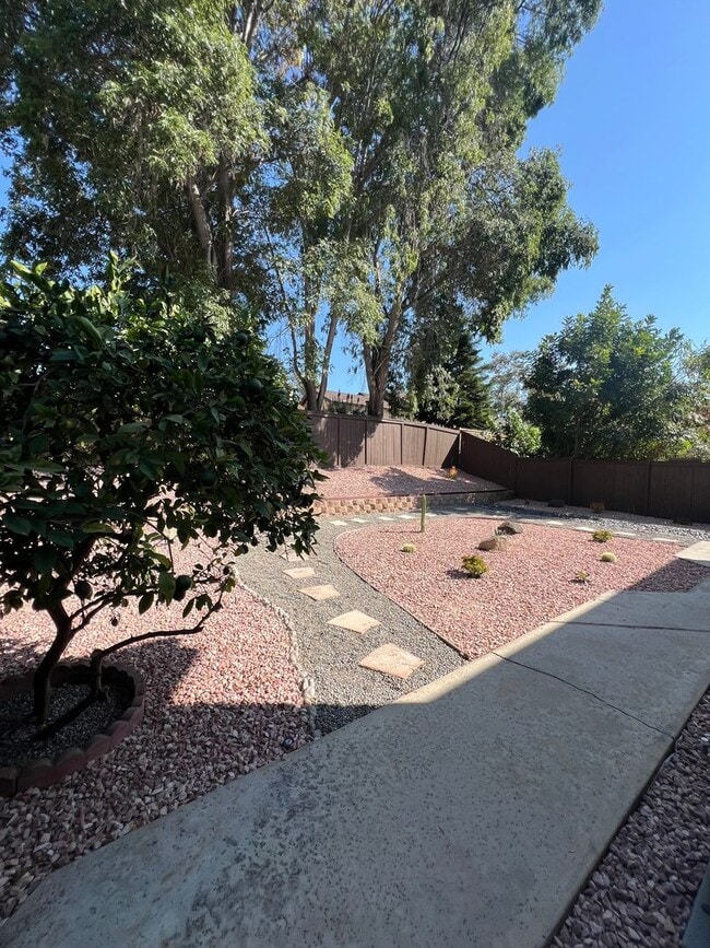 Building Photo - Lake Forest House with 4 bed 2 bath plus loft