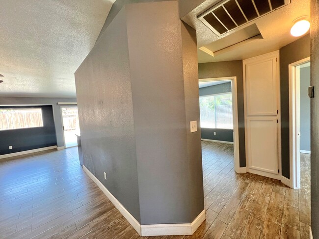 Building Photo - 308 Lake Valley Dr
