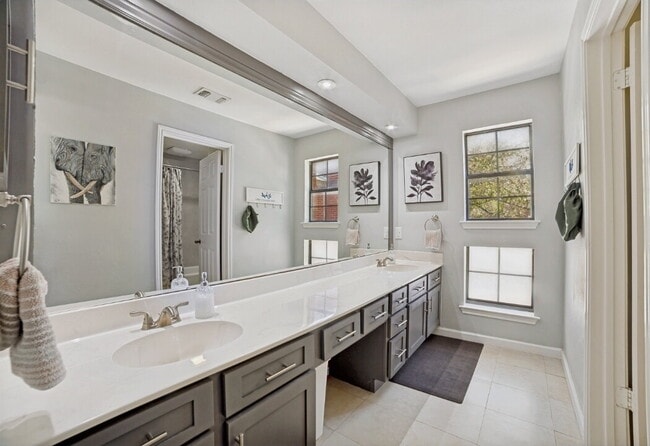 Building Photo - Stylish 3-Bed, 2.5-Bath Townhome with Fireplace & Move-In Ready Upgrades