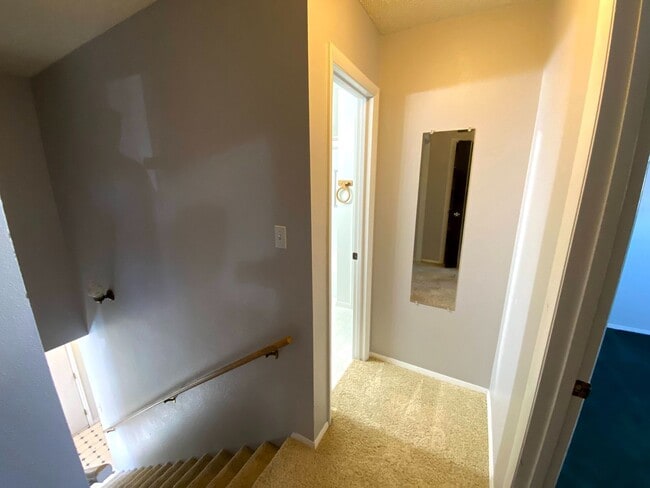 Building Photo - 3 Bedroom, 1.5 Bathroom Townhouse Next to High School and Middle School