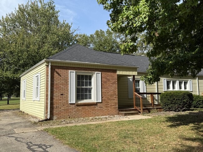 Building Photo - Edgewood- Renovated - Garage