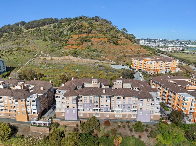 Building Photo - Epic REA - Top floor, Sweeping Views, 3 BR...