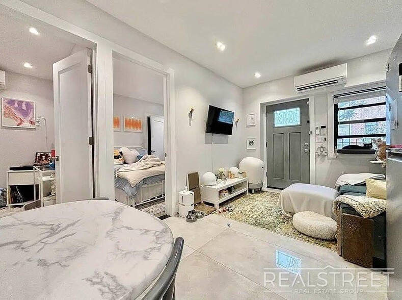 Building Photo - Brand New Gorgeous 1.5 bedroom with Centra...