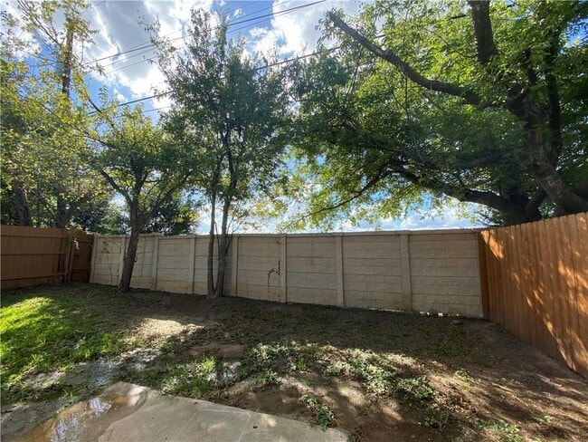 Building Photo - 1402 Hyridge Cir