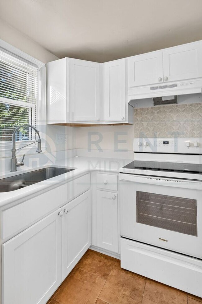 Building Photo - Beautiful Condo Available