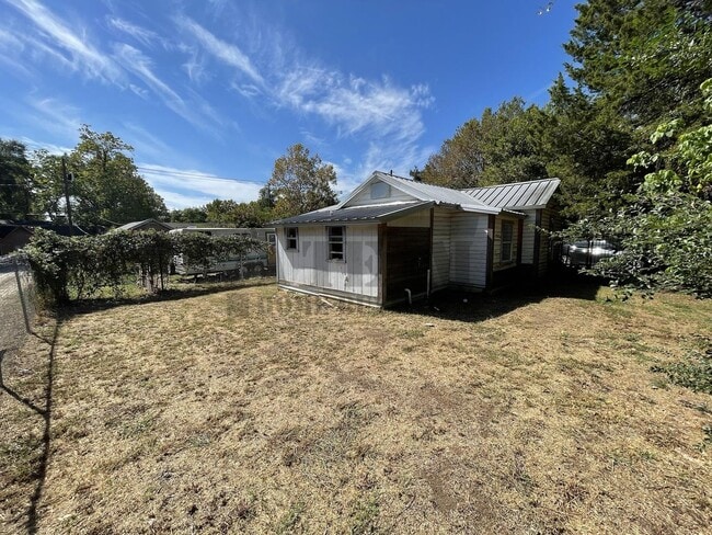 Building Photo - House For Rent