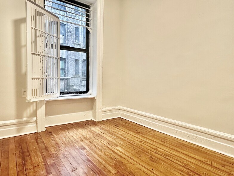 Building Photo - 209 W 108th St