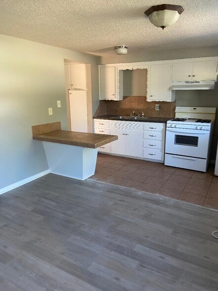 Building Photo - 410 E Walnut St