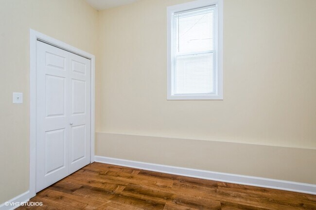 Building Photo - 2149 N Lorel Ave