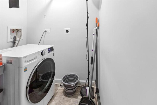 Primary Photo - 2 bedroom in Chicago IL 60660