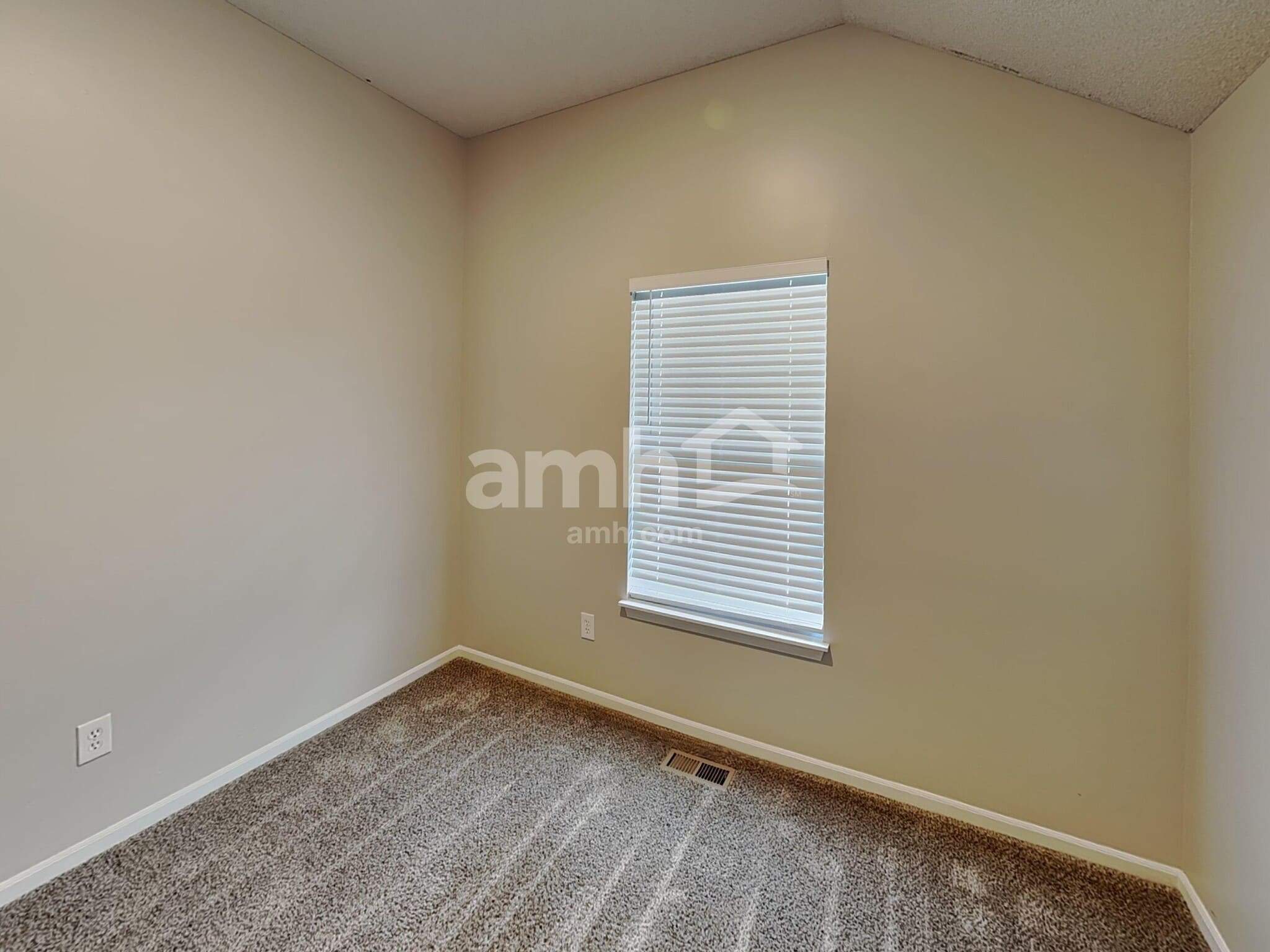 Building Photo - 643 E Apache St