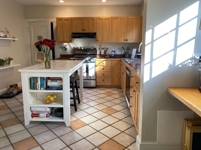 Building Photo - 32 Russell St