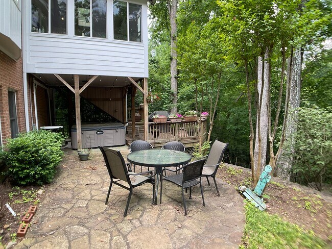 Building Photo - Executive Home in The Heart of Chapel Hill!