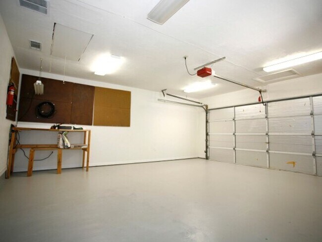 Building Photo - Charming 3-bedroom, 2-bathroom home located in the desirable Heatherwood community.
