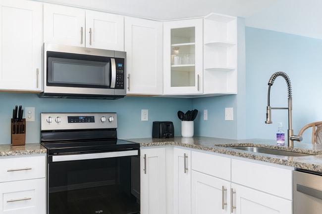 Building Photo - Beautiful Gulf Access Condo • Flexible Furnishing • 6 - 12 Month Rental