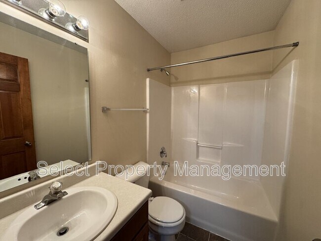 Building Photo - 7401 Montclair Dr