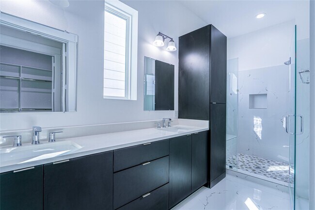 Building Photo - 5402 Margarita St