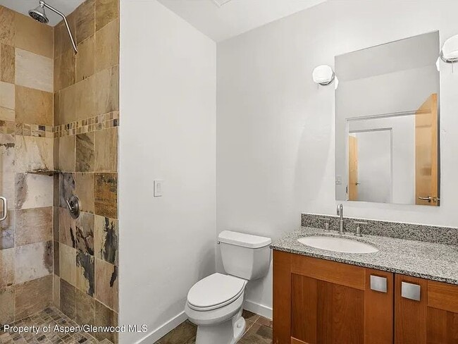 Building Photo - 231 Robinson St