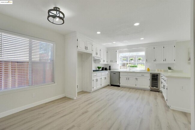 Building Photo - GREAT CUL DE SAC LOCATION IN PRIME TRACY N...