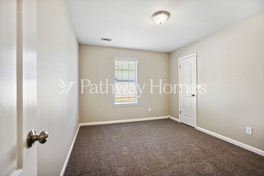 Building Photo - 310 Lakeview Trail