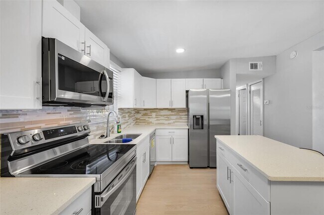 Building Photo - 1400 Poinciana Dr