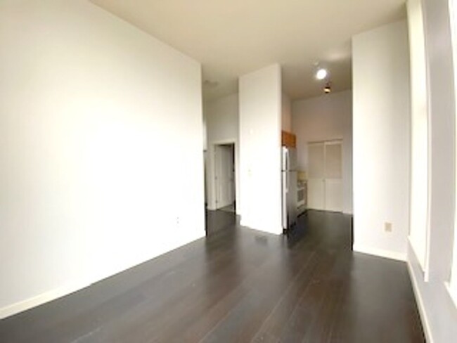 Building Photo - Sun-Filled Queen Anne Condo With Private E...