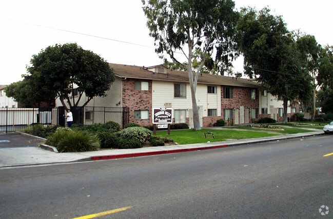 Building Photo - Jovanna Villa