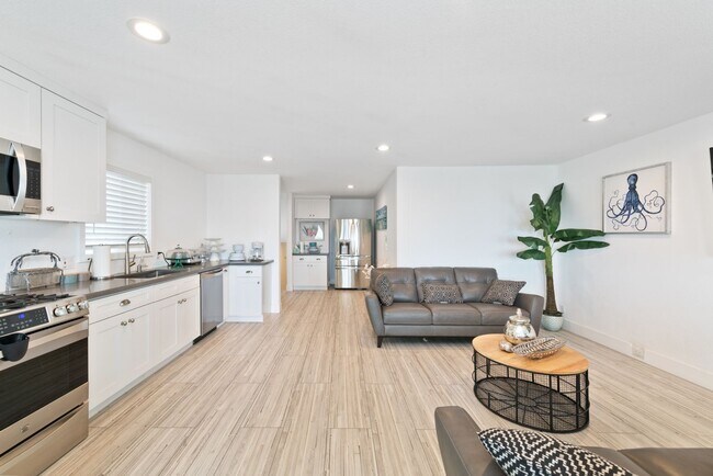 Building Photo - Fully Furnished, Oceanfront Boardwalk in Newport Beach