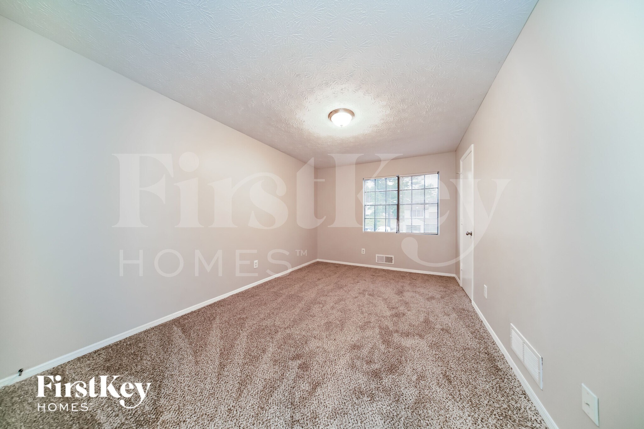 Building Photo - 1010 Pine Tree Trail