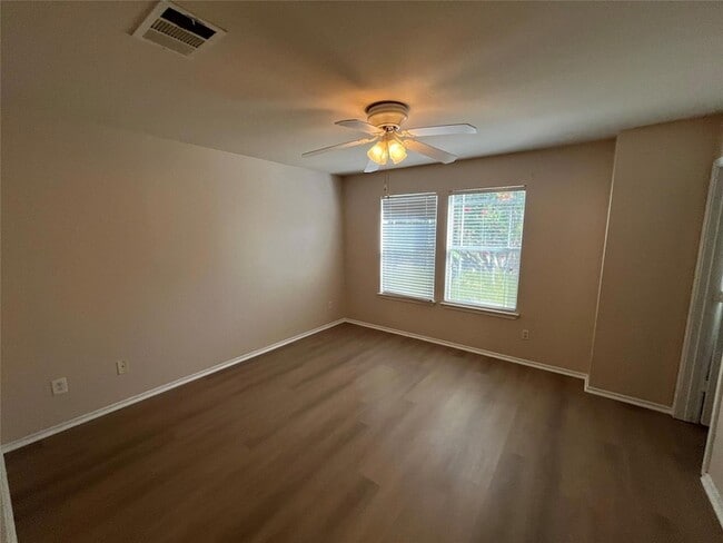 Building Photo - 513 Crater Lake Dr