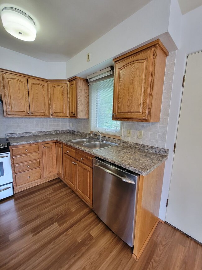 Building Photo - 4 bedroom 2 bath near campus!