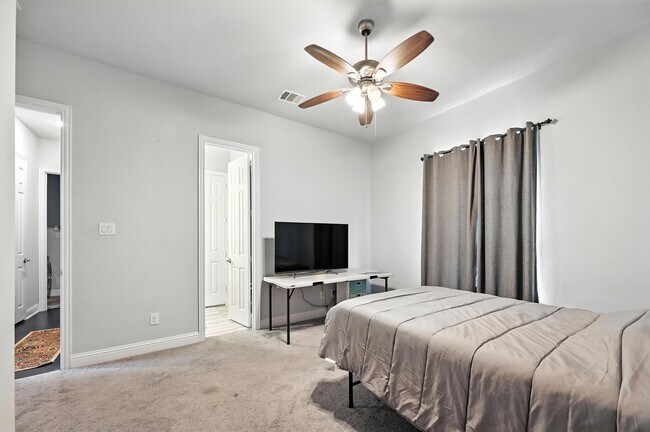 Building Photo - 13923 Hopewell Dr