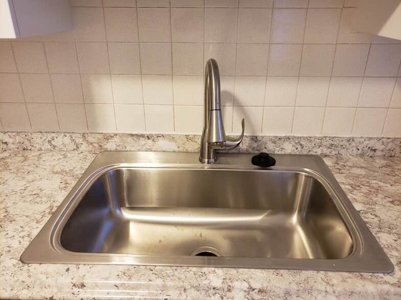Faucet/Sink - 27 Park Charles Boulevard South