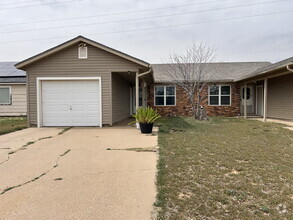Building Photo - Beautiful Duplex Located off 98th and Indi...