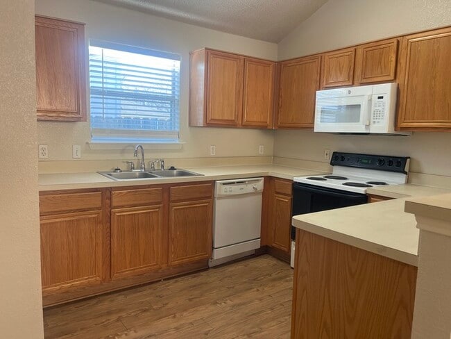 Building Photo - 3/2/2 Burleson ISD! fresh paint, New carpet ! 2 dining rooms, easy access to fort worth & 35